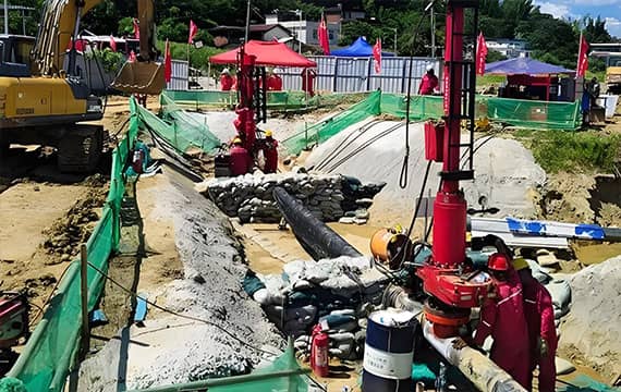 Performing hot tapping on the live high-pressure pipeline, the first critical step for safe stoppling and plugging services.