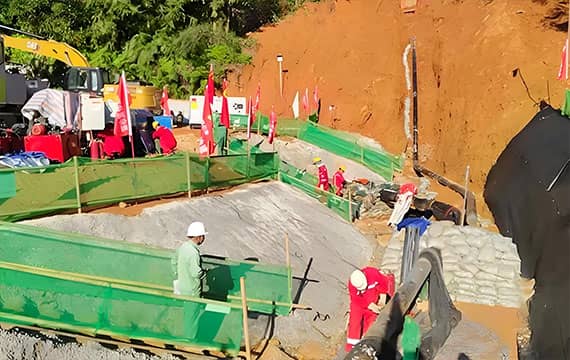 Jinshiwan pipeline project team and client representatives overseeing the hot tapping and stoppling operation on site.