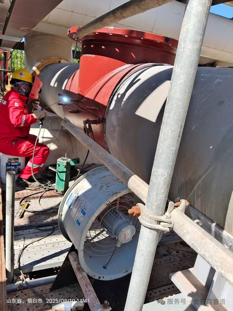 Specialized equipment for high-pressure pipeline hot tapping and stoppling, designed to safely intervene in challenging operating conditions.