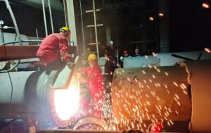 A technician demonstrates safe and efficient pipeline isolation methods during a live-line intervention on a high-pressure pipe.