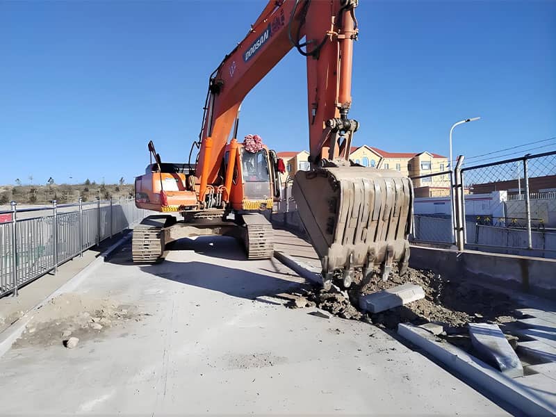 Ulanqab DN500 natural gas pipeline project trench excavation with excavator.
