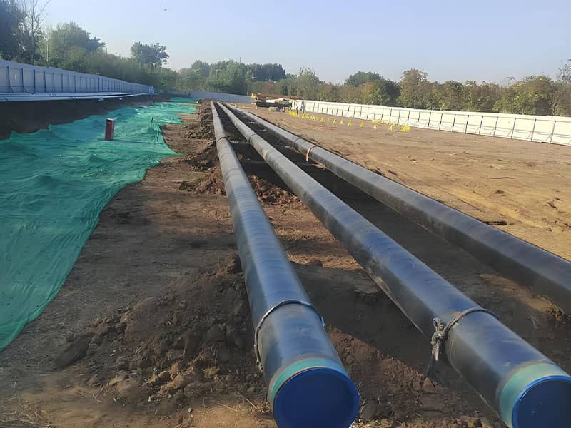 Pipe laying scene of Wenchao Canal pipeline relocation project for refined oil and jet fuel.