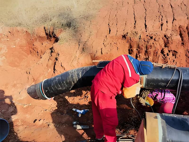 Certified welder performing a critical weld on the 6.3MPa high-pressure natural gas pipeline, ensuring long-term integrity and safety.