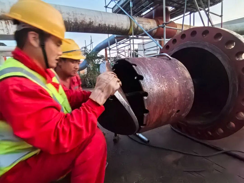 Close-up detail of the hot tapping cutter and seal during the long-stroke procedure, ensuring integrity under high pressure in thick-wall pipeline modification.