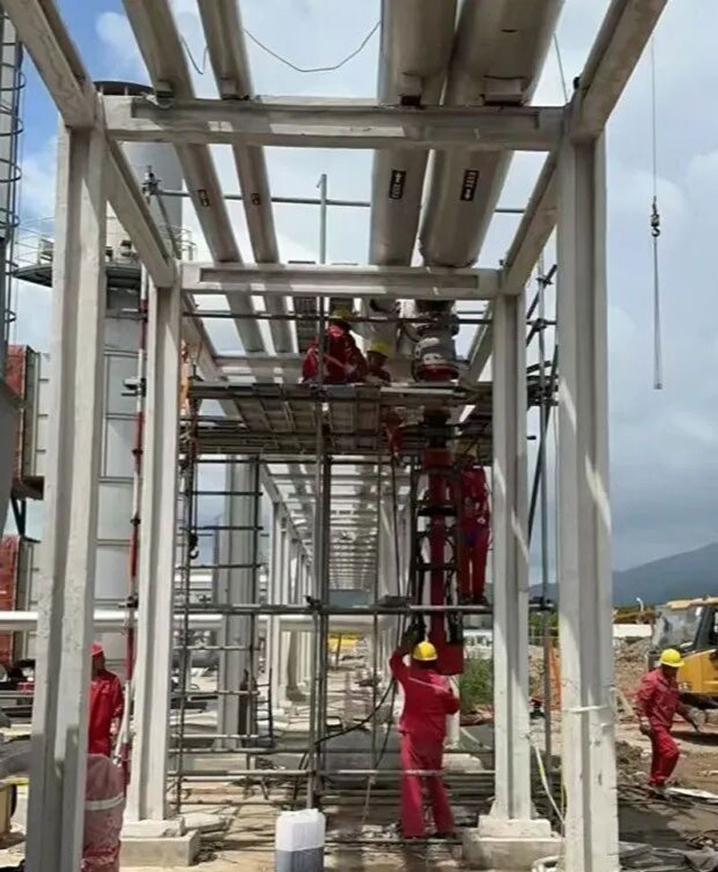 Our team performing critical high-temperature hot tapping services on a DN250 pipeline with 300°C thermal oil, using specially modified equipment.