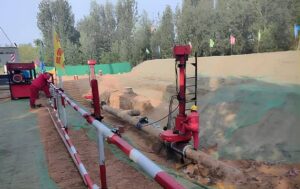 A certified technician bolts a specialized hot tapping machine onto the live natural gas pipeline, the first critical step in our pipeline stoppling system.