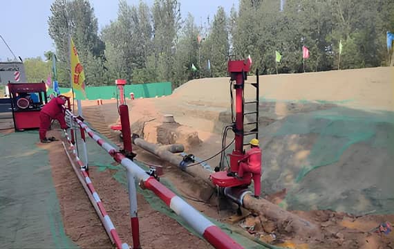 A certified technician bolts a specialized hot tapping machine onto the live natural gas pipeline, the first critical step in our pipeline stoppling system.