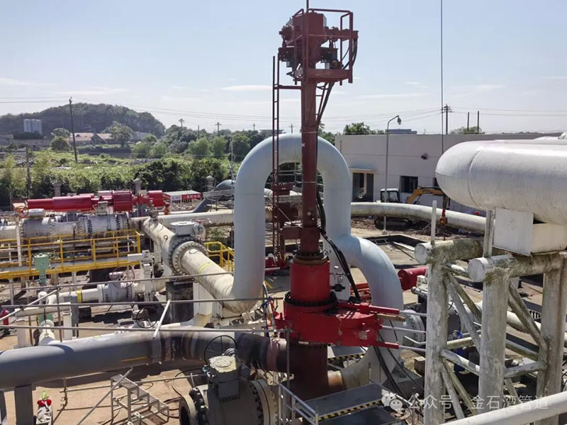 Full-scale test rig simulating a 2-meter long-stroke hot tapping operation on a thick-wall pipeline, ensuring machine stability and seal performance.