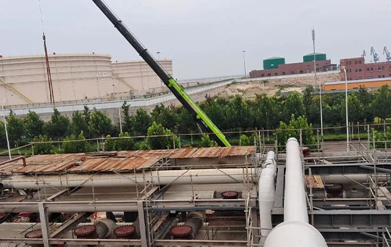 Implementing in-service crude oil pipeline plugging solutions by deploying a stopple head into an active pipeline to isolate a section.