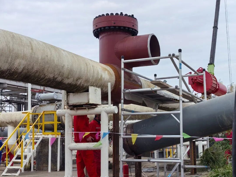 Our team of hot tapping contractors executing a precise, long-reach hot tapping service on a Class600, high-strength pipeline, demonstrating expert execution.