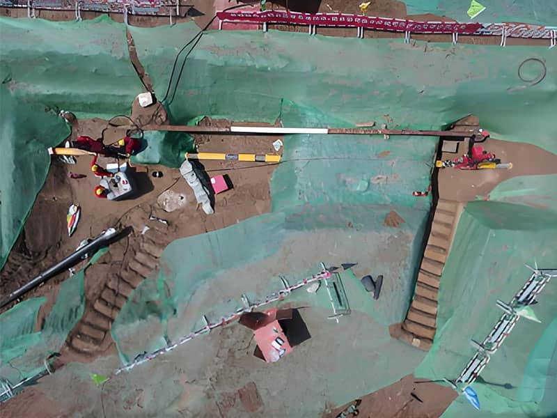 Jinshiwan technicians carefully aligning and welding the new Φ219*7.1mm pipeline section for the relocation.