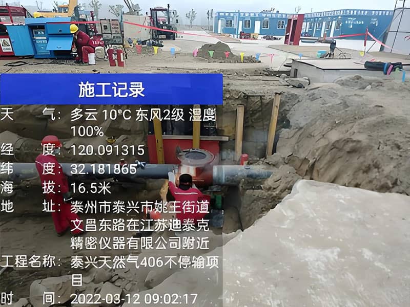 Technicians configure the advanced line plugging head assembly prior to insertion into the pipeline for isolation.