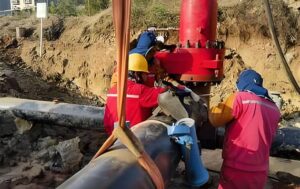 Specialized hot tapping equipment operating on live 2.2MPa natural gas pipeline, enabling zero-interruption relocation technology.