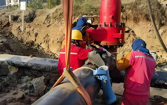 Specialized hot tapping equipment operating on live 2.2MPa natural gas pipeline, enabling zero-interruption relocation technology.