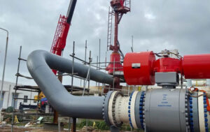 Certified welder performing specialized thick-wall welding on X60 steel pipeline, a critical step in our industrial hot tapping process.