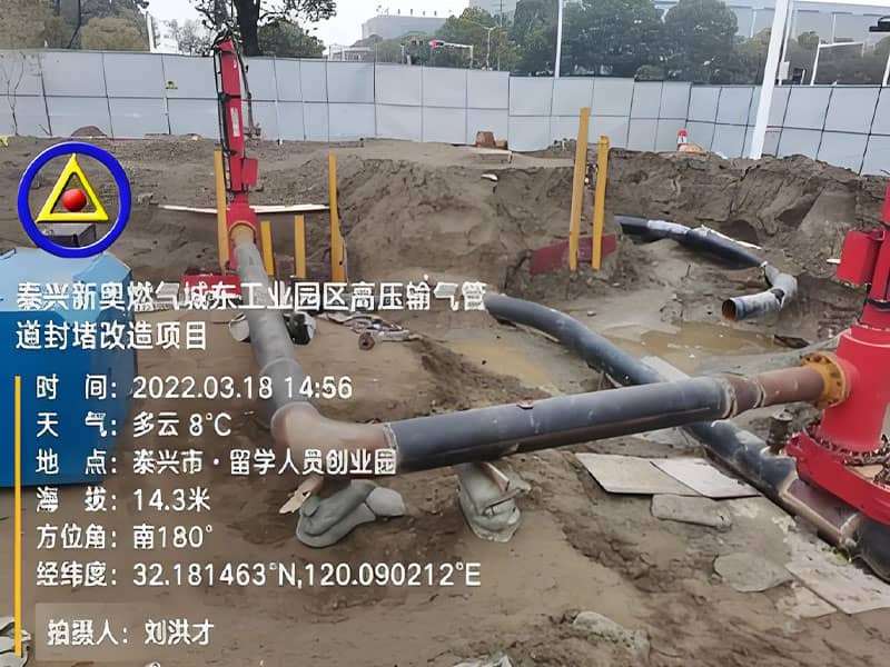 A certified welder precisely welds a DN400 hot tapping fitting onto the 4.0MPa live gas main, a critical first step for pipeline plugging.