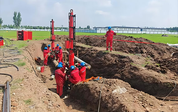 Our certified welders executing high-integrity welds for the valve assembly, demonstrating expertise in all-weather pipeline emergency repair.