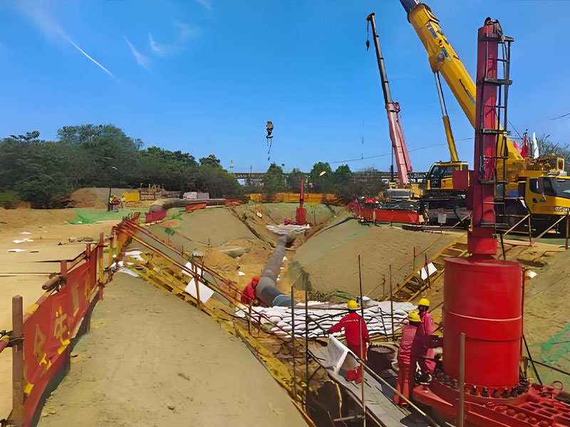 Construction site of Riyi crude oil pipeline (DN914) circumferential weld defect repair & plugging project in Rizhao: Workers, cranes, and excavated trench with large-diameter pipeline during plugging works