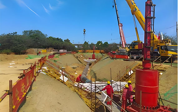 Construction site of Riyi crude oil pipeline plugging project in Rizhao: Workers, cranes, and large-diameter pipeline in the excavated trench during weld defect replacement and repair works.