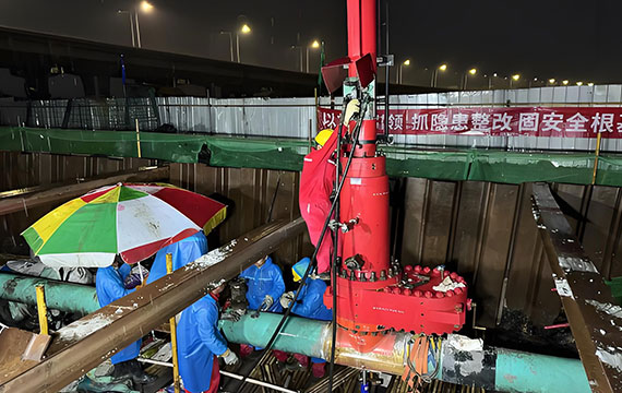 Pipeline Repair under Pressure: Workers operating isolation plugging equipment at night for Zhanjiang high-speed railway pipeline relocation