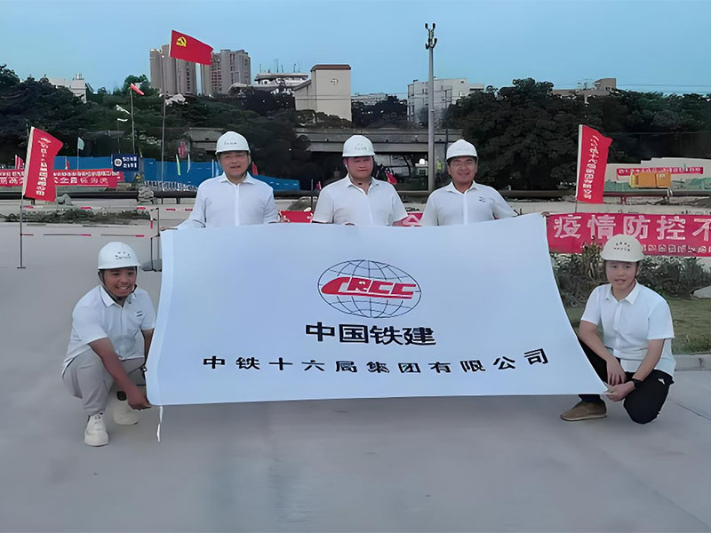 Team of China Railway 16th Bureau for onshore pipeline hot tapping service (railway construction pipeline isolation project).