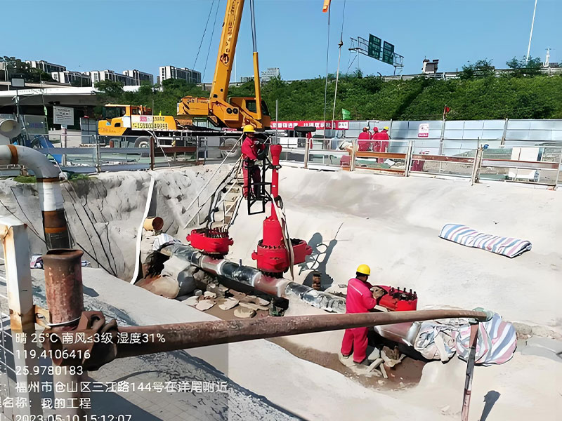 Crane-Assisted Installation of Hot Tapping Equipment on High-Pressure Natural Gas Pipeline Crane and workers installing hot tapping & plugging equipment on DN400 L415 natural gas pipeline in the pipeline relocation construction site (Fuzhou, 2023)