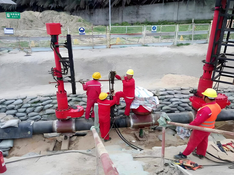 Workers performing hot tapping and plugging on L415 DN400 high-pressure natural gas pipeline during the pipeline relocation project for highway expansion (Fuzhou, 2023)