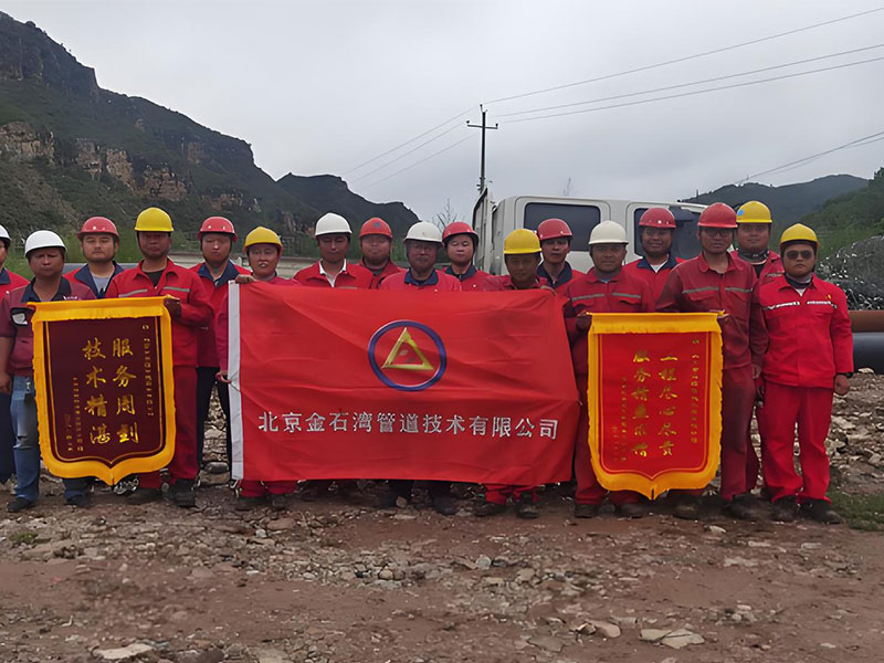 Worker operating hot tapping and stoppling equipment for onshore pipeline rehabilitation (coalbed methane pipeline).