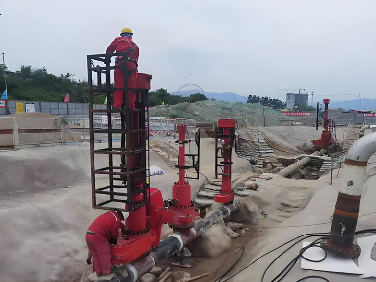 Trabajadores llevando a cabo la toma en caliente multipunto y el taponamiento en el gasoducto de gas natural DN400 L415 durante la construcción de la reubicación (Fuzhou, 2023).