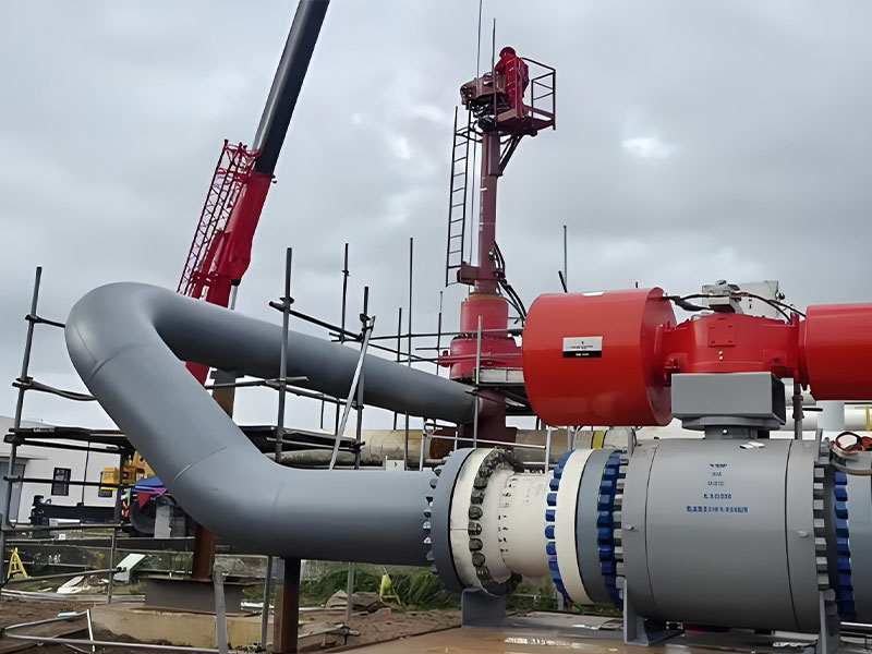 Pipeline Hot Tapping Supporting Facilities in EPC Pipeline Modification Pipeline system (with elbow) connected to hot tapping equipment, with scaffolding and crane at EPC pipeline modification site