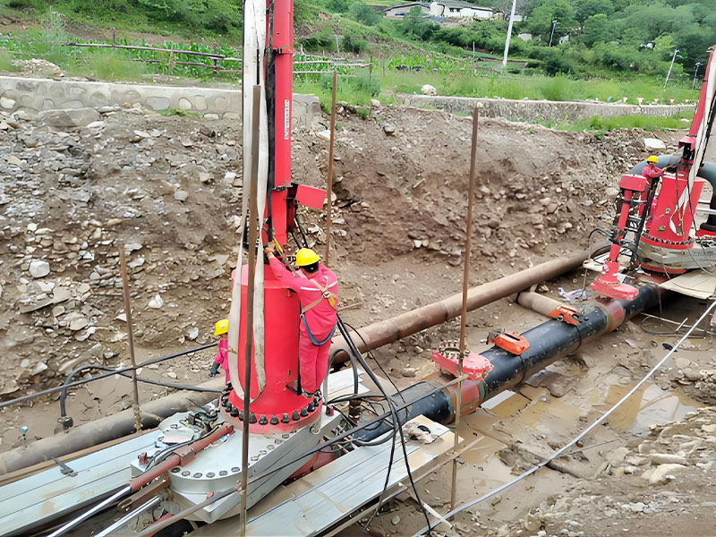 Construction team photo at a live line pipeline repair drill (natural gas pipeline geological disaster response).