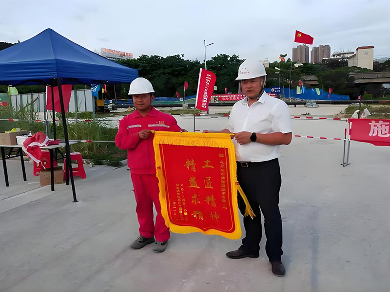 Worker presenting a recognition banner for the hot tapping and line stopping project (CNOOC natural gas pipeline isolation for railway relocation).