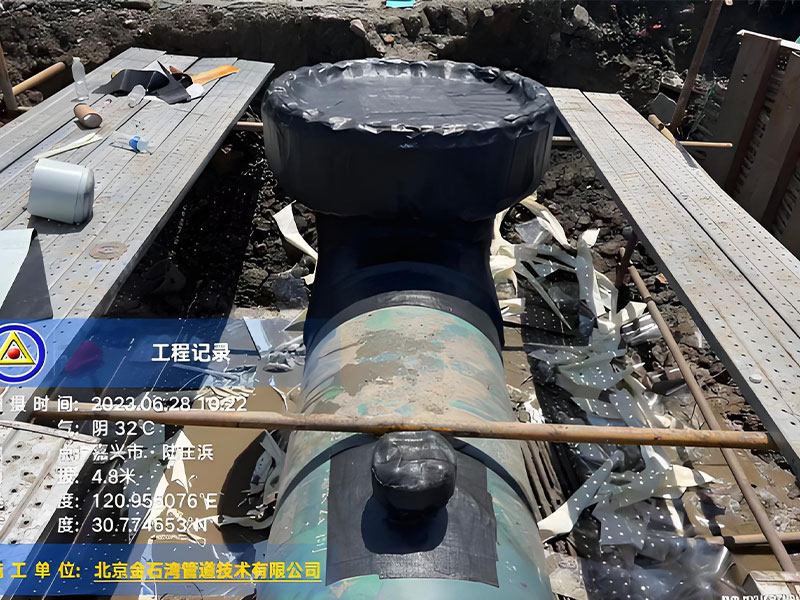 Sealing protection of pipeline joint after on-line crude oil pipeline hot tapping and plugging