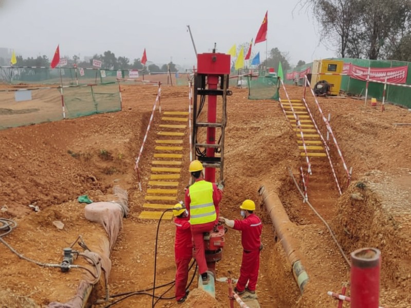 dn250-aviation-kerosene-pipeline-plugging-service-xuzhou Technical team performing DN250 aviation kerosene pipeline double plugging construction for the Anhe Pipeline and Yongjin Road crossing relocation project in Xuzhou.