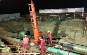 Professional engineers from Beijing Jinshiwan Pipeline Technology performing hot tapping and plugging on high-pressure oil pipelines during a night-time relocation project in Anhui, China.