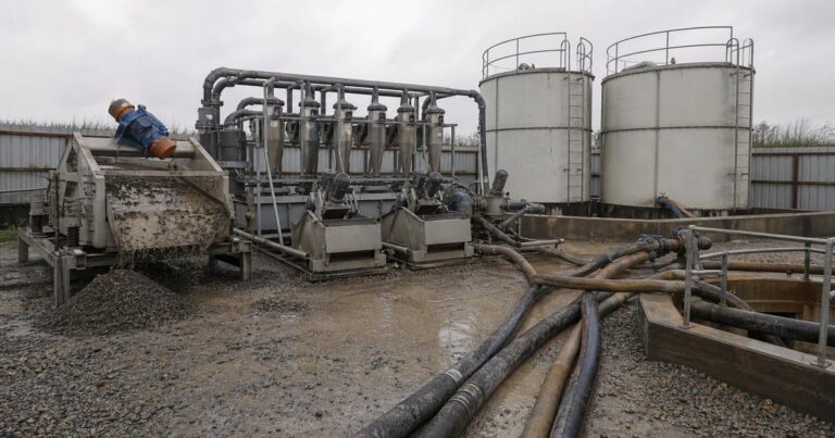 Microtunneling slurry separation plant on site: return slurry first passes a coarse screen shaker, hydrocyclone banks and desanding cones before the cleaned fluid is held in slurry tanks, so the coarsest solids are removed before the finer stages do their work